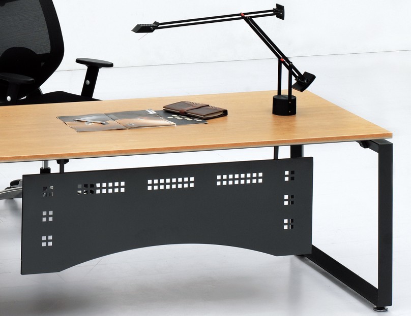 钢制桌腿的板式经理办公桌案例图片赏析