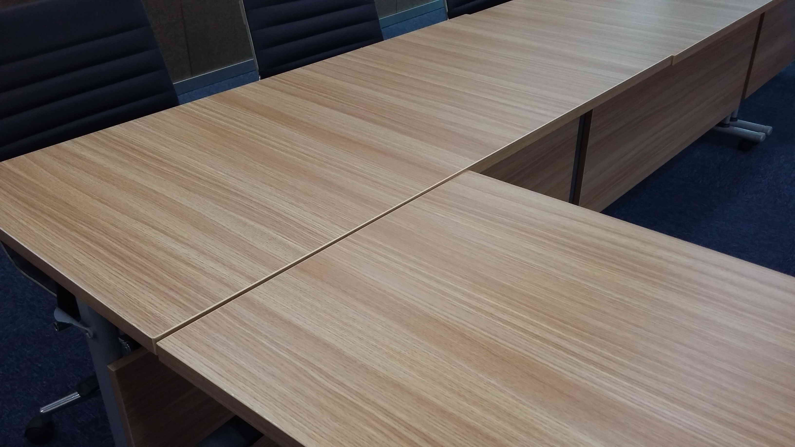 南京凡顺办公室家具厂为您介绍实木会议桌的选购注意事项